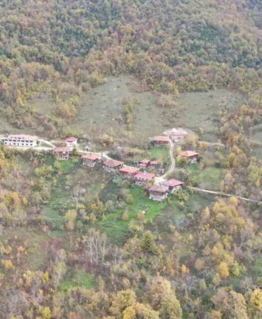 sonbahara-burunen-ormanlar-ve-cam-kokulu-evler-mest-ediyor-B9QBwx2U.jpg