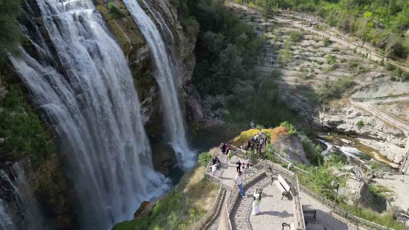 sonbaharda tortum selalesinde ziyaretci yogunlugu 2 IcDyNEZK