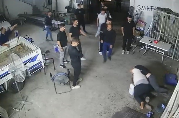 sopa kurek ve av tufekli meydan savasini andiran kavga kamerada 1 DQZQ6l7Q