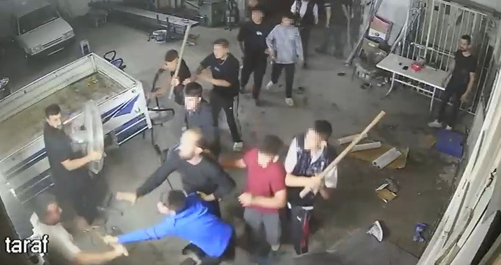 sopa kurek ve av tufekli meydan savasini andiran kavga kamerada 2