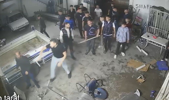 sopa kurek ve av tufekli meydan savasini andiran kavga kamerada 3