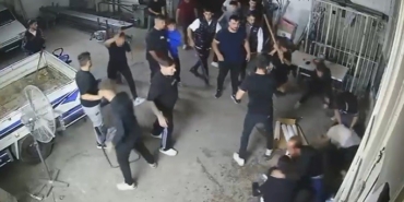 sopa-kurek-ve-av-tufekli-meydan-savasini-andiran-kavga-kamerada-JuTEg5uq.jpg