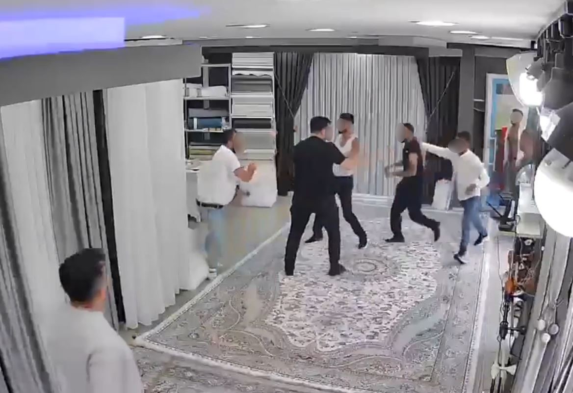 Sopa ve bıçakla kovaladıkları adam perde dükkanına dalınca ortalık karıştı; o anlar kamerada 4 sopa ve bicakla kovaladiklari adam perde dukkanina dalinca ortalik karisti o anlar kamerada 0 UKbGa2Nf
