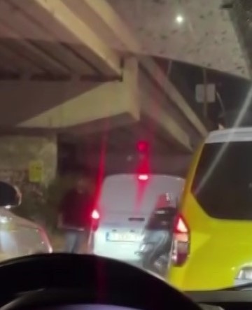 sopayla surucunun uzerine yuruyen taksiciye 201 bin lira ceza ve tutuklama 2 zYyf2OMt