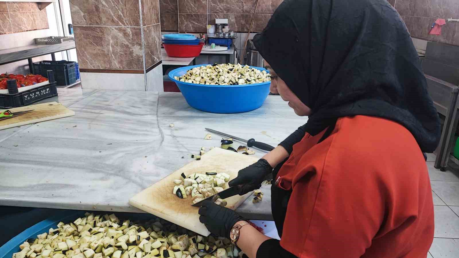 sorgunda her gun 700 kisiye ucretsiz sicak yemek ikrami 1 1ckuNJcf