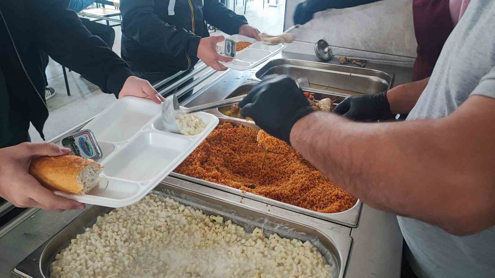 sorgunda her gun 700 kisiye ucretsiz sicak yemek ikrami 2 DTES36Ac