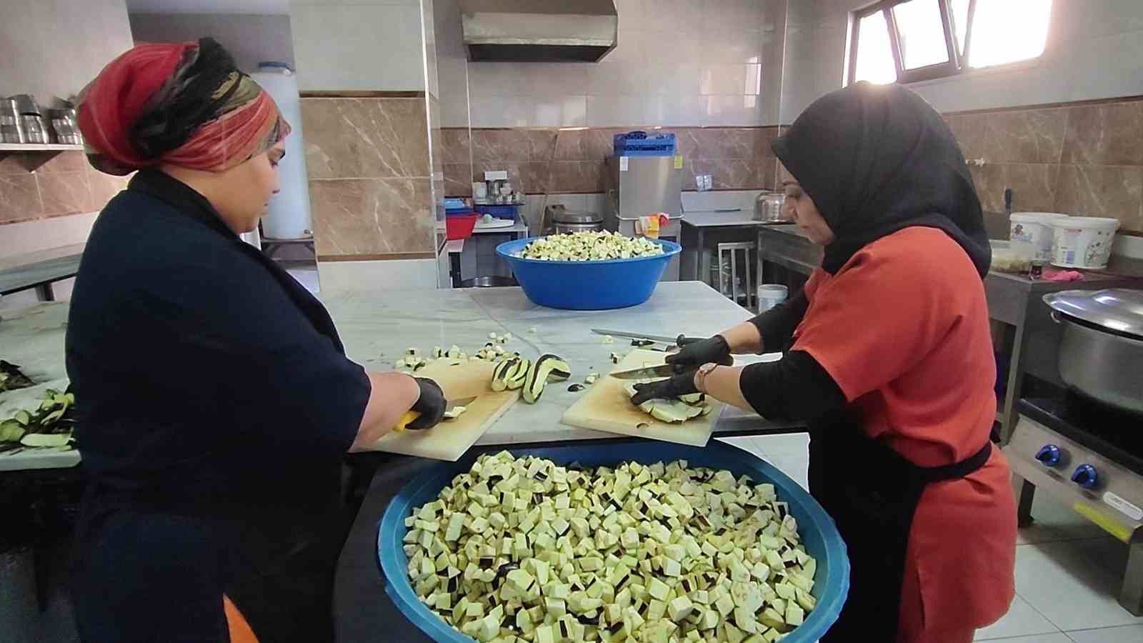 sorgunda her gun 700 kisiye ucretsiz sicak yemek ikrami 3 Zj9Z4dRz