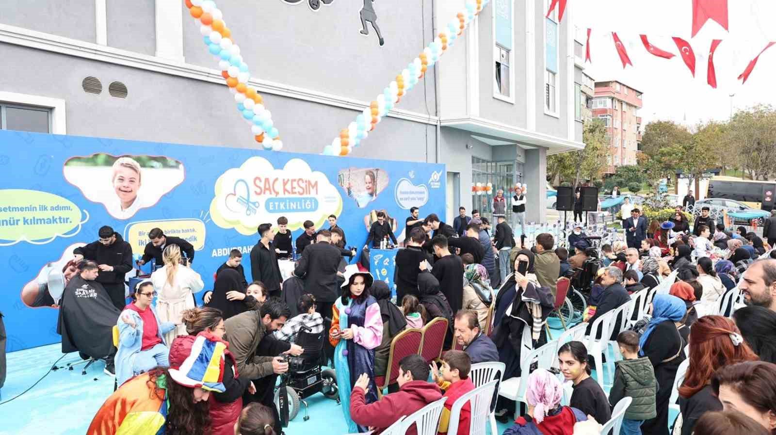 Sosyal medya fenomeni kardeşler engelli bireylerle Saç Kesim Etkinliği düzenledi 6 sosyal medya fenomeni kardesler engelli bireylerle sac kesim etkinligi duzenledi 2 Kc2afV8v