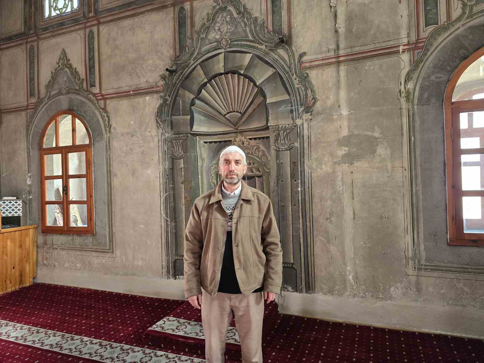 Sosyal medyada gündeme gelmişti, tarihi mihrabına çakılan floresan lamba söküldü 5 sosyal medyada gundeme gelmisti tarihi mihrabina cakilan floresan lamba sokuldu 1 V9EwhMSP