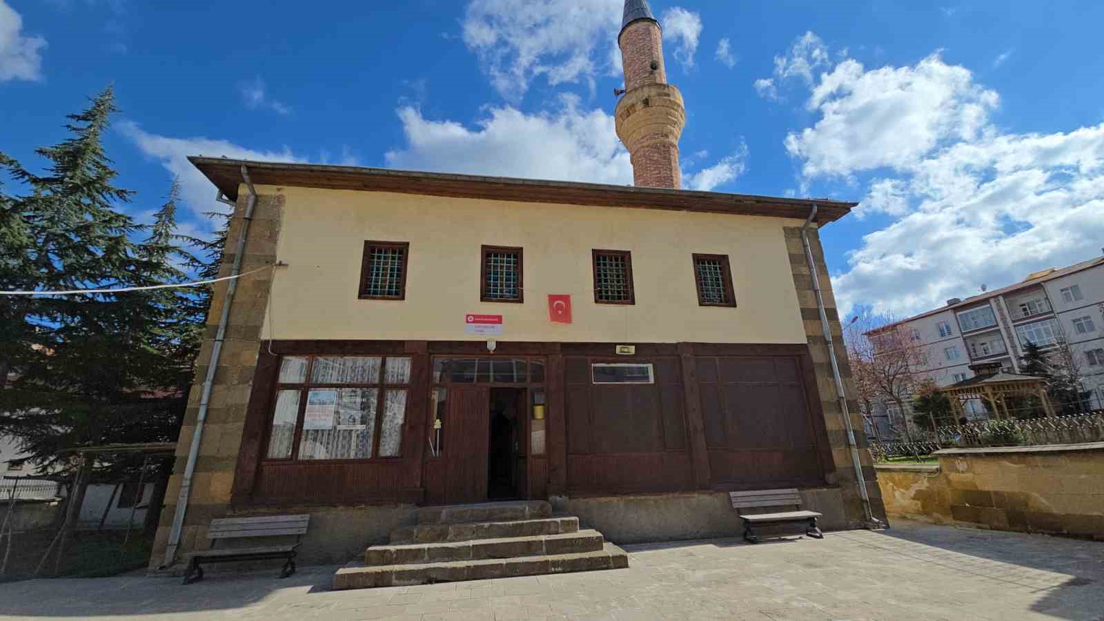 Sosyal medyada gündeme gelmişti, tarihi mihrabına çakılan floresan lamba söküldü 6 sosyal medyada gundeme gelmisti tarihi mihrabina cakilan floresan lamba sokuldu 2 f6OjjOrz