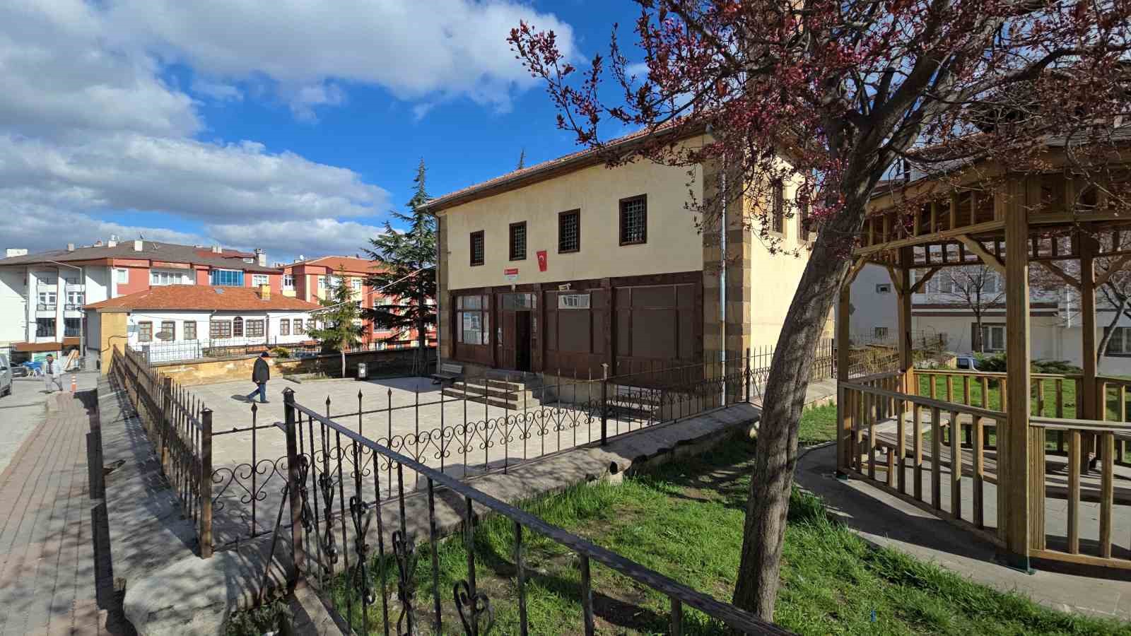 Sosyal medyada gündeme gelmişti, tarihi mihrabına çakılan floresan lamba söküldü 7 sosyal medyada gundeme gelmisti tarihi mihrabina cakilan floresan lamba sokuldu 3 Ih5hdrMs