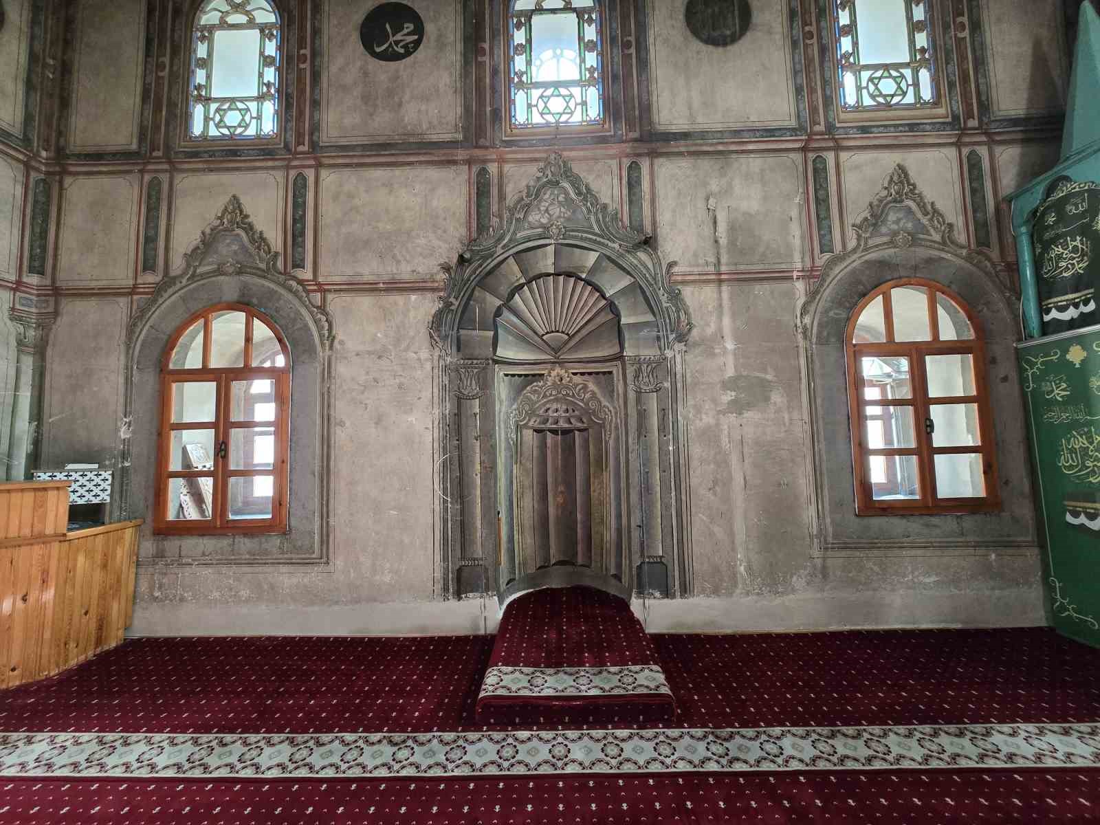 Sosyal medyada gündeme gelmişti, tarihi mihrabına çakılan floresan lamba söküldü 8 sosyal medyada gundeme gelmisti tarihi mihrabina cakilan floresan lamba sokuldu 4 6Or2vdQG