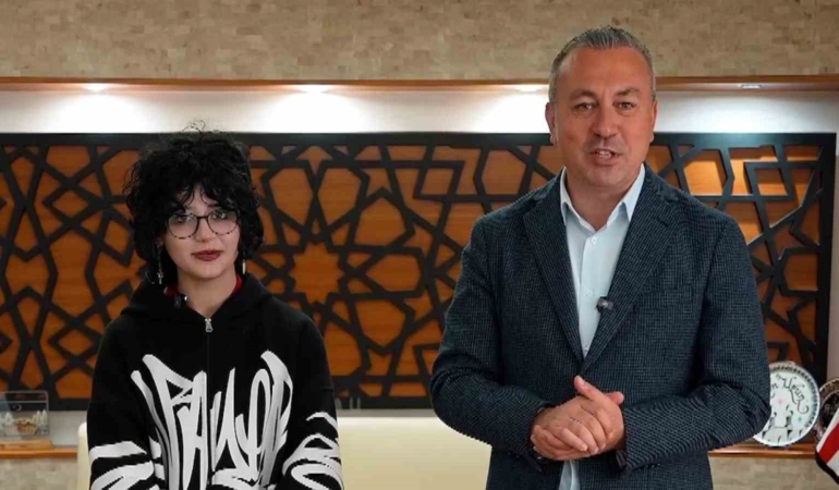 sosyal-medyada-linc-edildi-belediye-baskanindan-ovgu-aldi-dpLwCtl2.jpg
