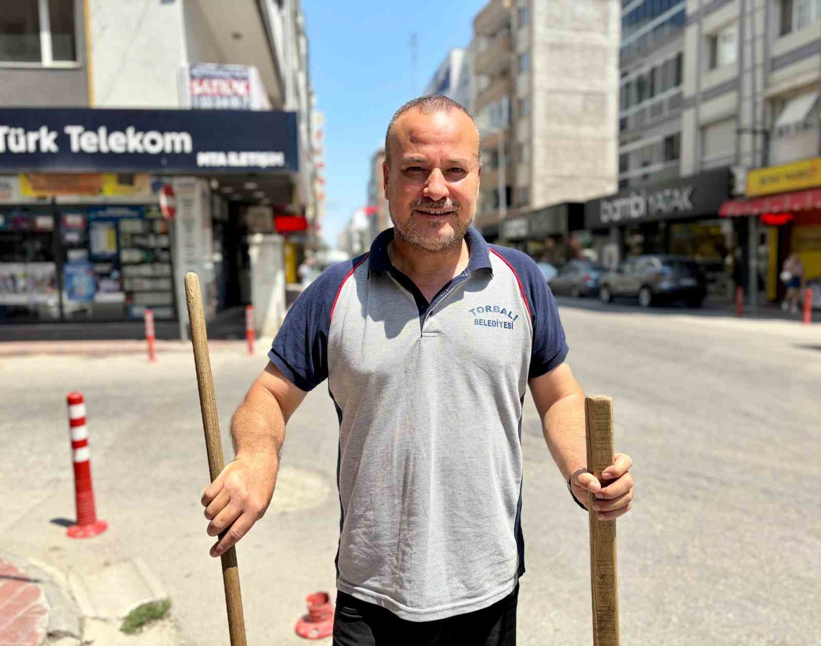 sosyal medyada milyonlarca izlenmeye ulasan temizlik personeli sesiyle hayran birakiyor 0 jG998cfp