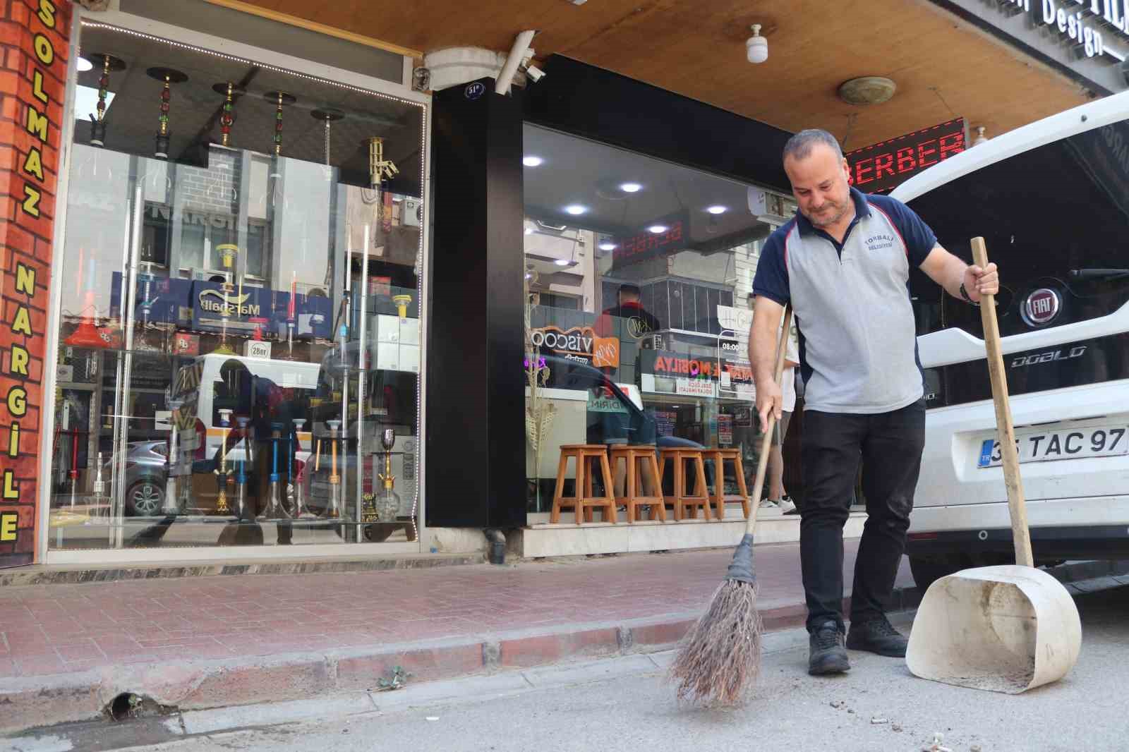sosyal medyada milyonlarca izlenmeye ulasan temizlik personeli sesiyle hayran birakiyor 1 wGp1SJur