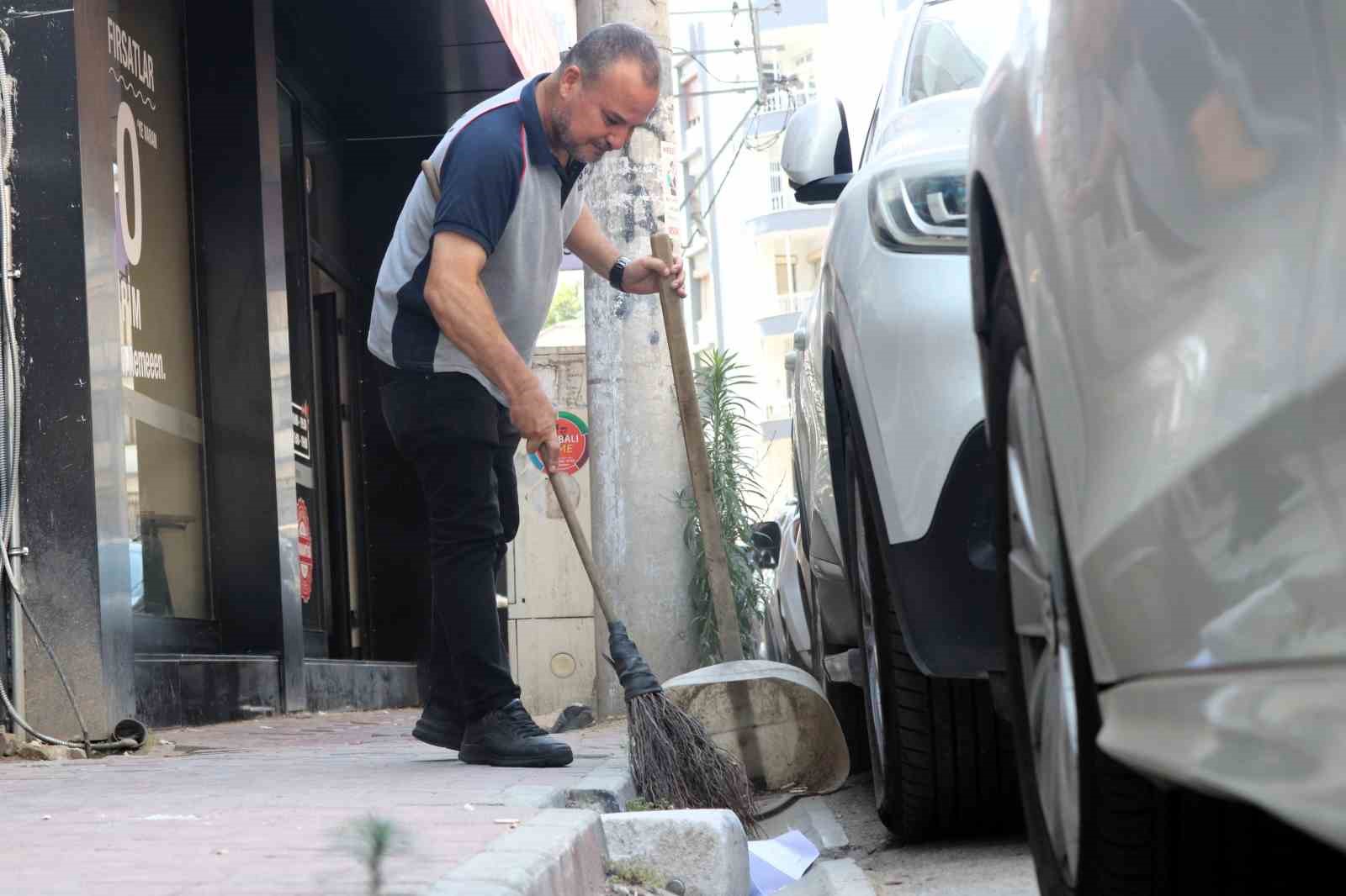 sosyal medyada milyonlarca izlenmeye ulasan temizlik personeli sesiyle hayran birakiyor 2 M6vsewgS