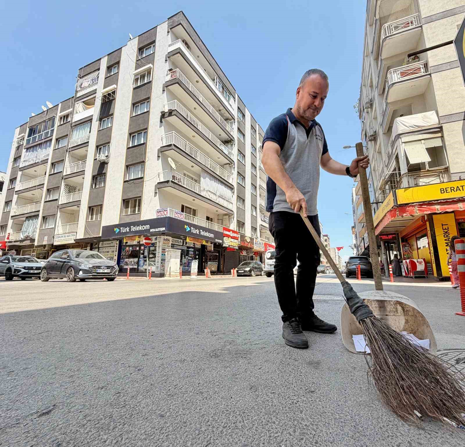 sosyal medyada milyonlarca izlenmeye ulasan temizlik personeli sesiyle hayran birakiyor 3 VVpHkERW