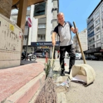 sosyal-medyada-milyonlarca-izlenmeye-ulasan-temizlik-personeli-sesiyle-hayran-birakiyor-Yqi7n5nV.jpg