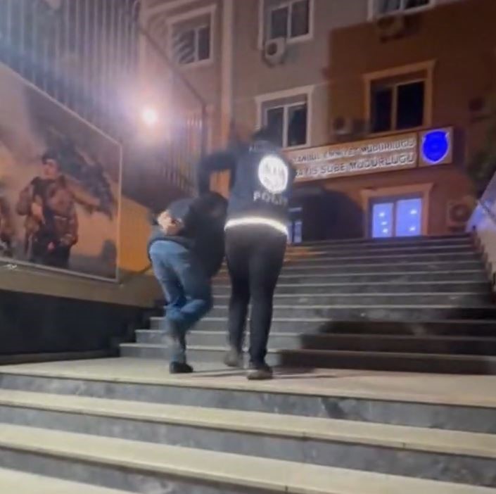 Sosyal medyada polis yeleği giyerek yayın yapan şahıs gözaltına alındı 4 sosyal medyada polis yelegi giyerek yayin yapan sahis gozaltina alindi 0 EpHyTkMu
