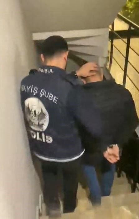 Sosyal medyada polis yeleği giyerek yayın yapan şahıs gözaltına alındı 5 sosyal medyada polis yelegi giyerek yayin yapan sahis gozaltina alindi 1 YEvg3z39