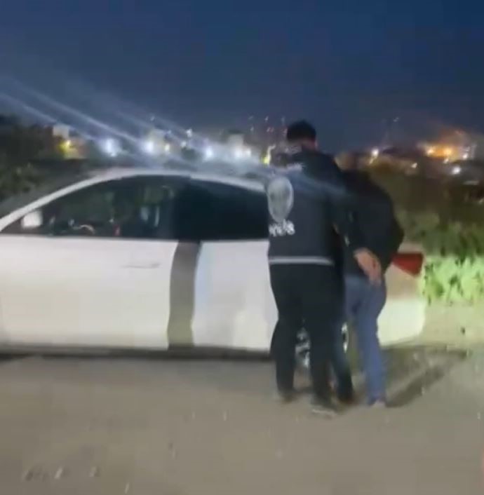 Sosyal medyada polis yeleği giyerek yayın yapan şahıs gözaltına alındı 6 sosyal medyada polis yelegi giyerek yayin yapan sahis gozaltina alindi 2