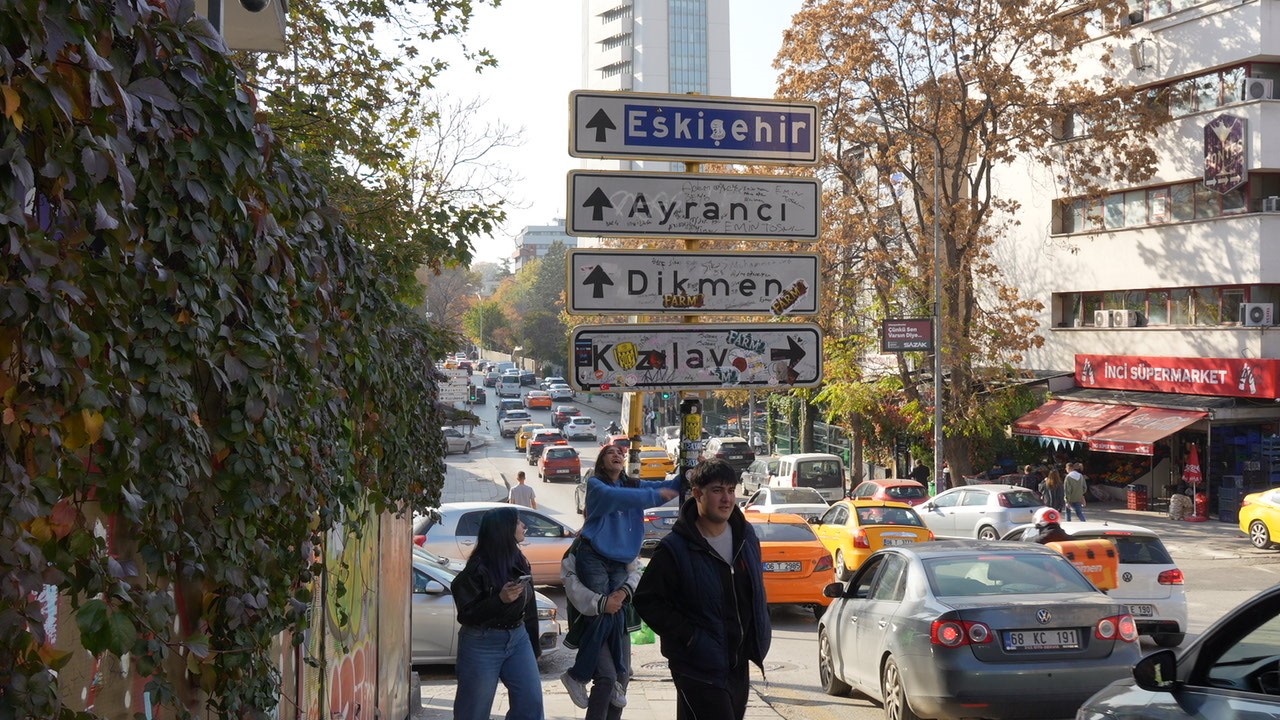 sosyal medyada viral olan kizilay tabelasi yenilendi bu kez de uzeri kirletildi 3 TOZSMQj5