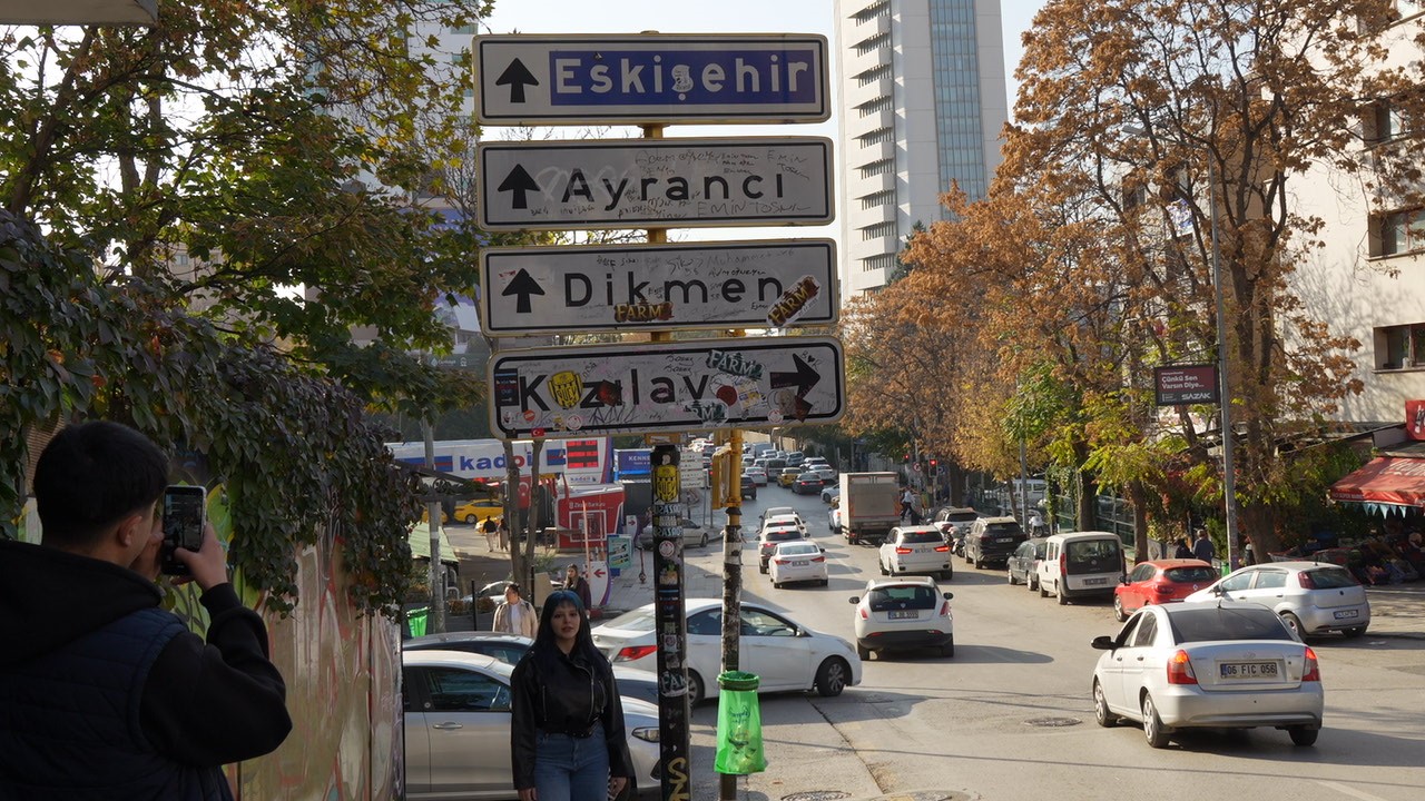 sosyal medyada viral olan kizilay tabelasi yenilendi bu kez de uzeri kirletildi 4 jzgPQmbz