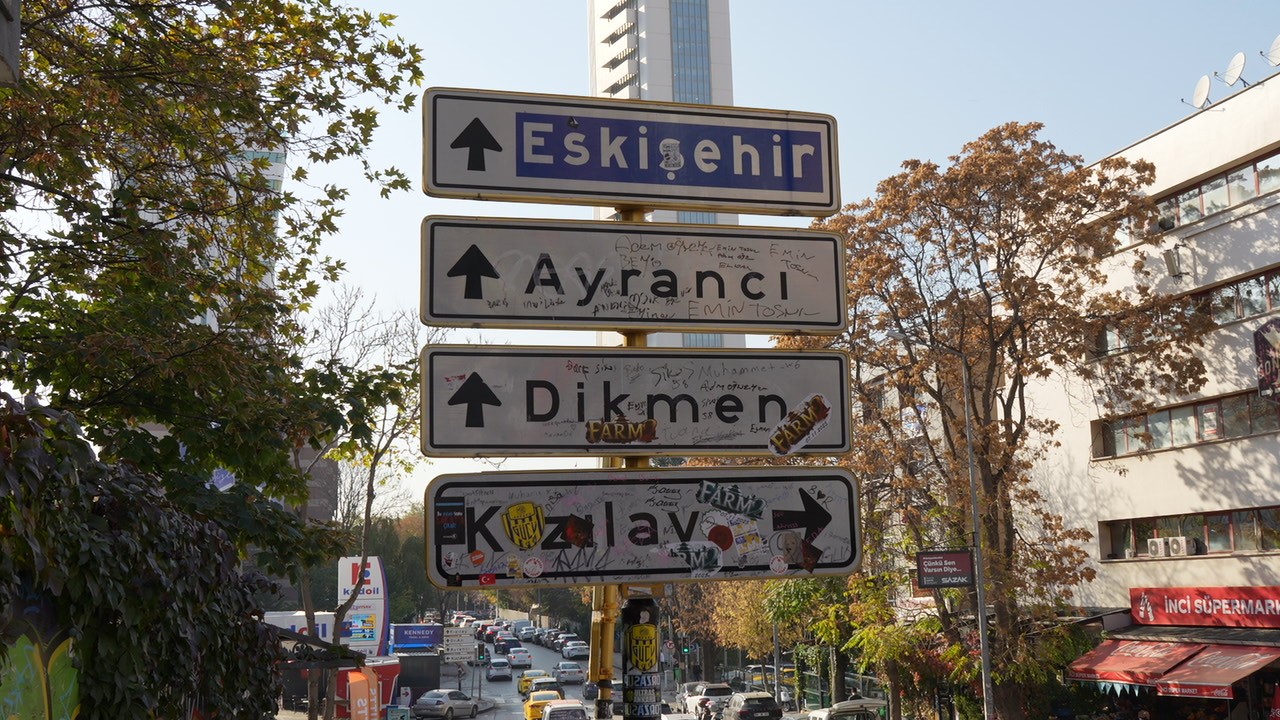 sosyal medyada viral olan kizilay tabelasi yenilendi bu kez de uzeri kirletildi 7 Qq1KZQIK
