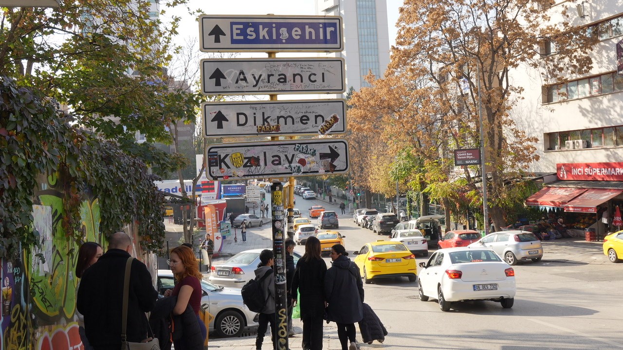 sosyal medyada viral olan kizilay tabelasi yenilendi bu kez de uzeri kirletildi 8 FtkqVTQw