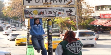 sosyal-medyada-viral-olan-kizilay-tabelasi-yenilendi-bu-kez-de-uzeri-kirletildi-8tIcb5SN.jpg