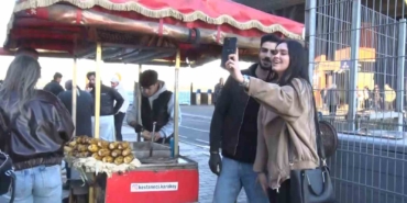 sosyal-medyada-yabanci-turistlerin-ilgi-odagi-olan-kestaneci-alper-temel-amacim-istanbulun-ruhunu-guzelligini-1gRVOAnd.jpg