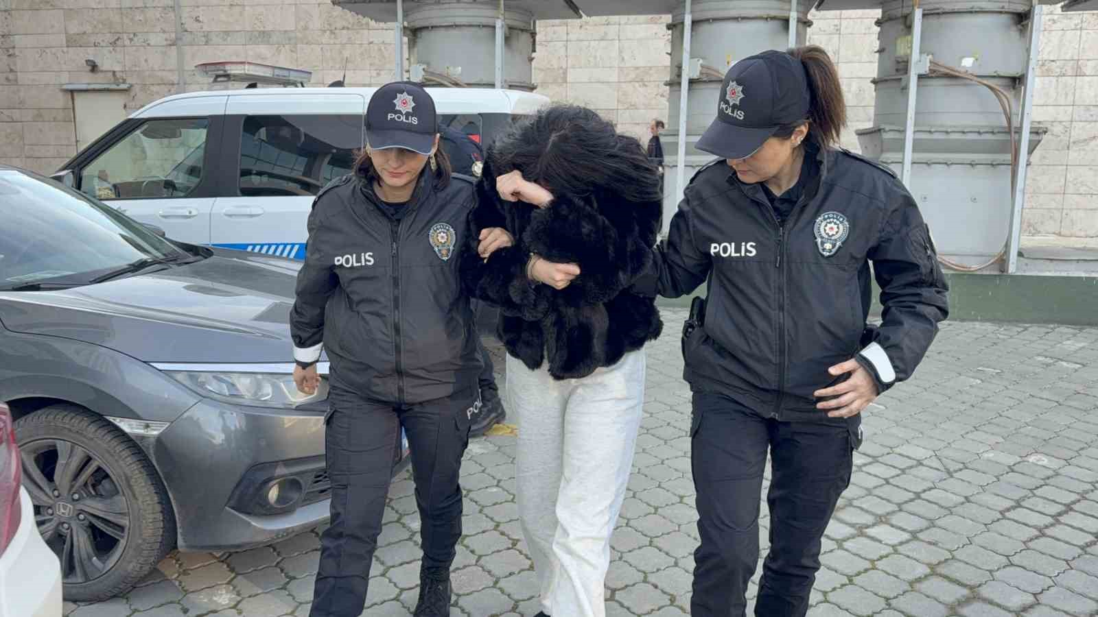 sosyal medyadan beni yakalayamazsiniz diye bekci ve polislere hakaret eden kadin adliyeye sevk edildi