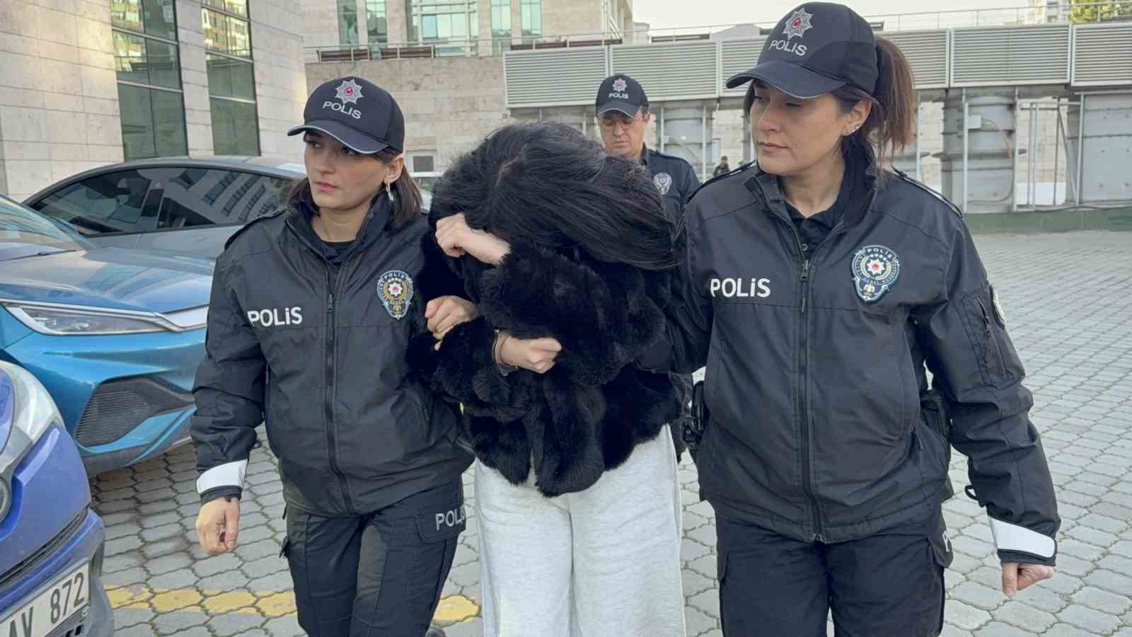 sosyal medyadan beni yakalayamazsiniz diye bekci ve polislere hakaret eden kadin adliyeye sevk edildi rBemfHeV