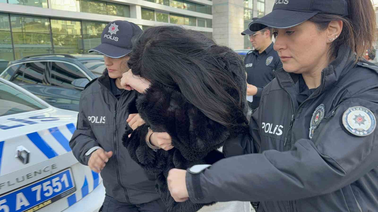 sosyal medyadan beni yakalayamazsiniz diye bekci ve polislere hakaret eden kadin adliyeye sevk edildi skjkTfX4