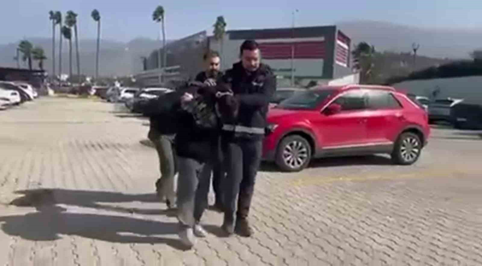Sosyal medyadan kandırıp tecavüz ettiler, parasını ve telefonunu gasp ettiler 5 sosyal medyadan kandirip tecavuz ettiler parasini ve telefonunu gasp ettiler 1 EOVbSYNb