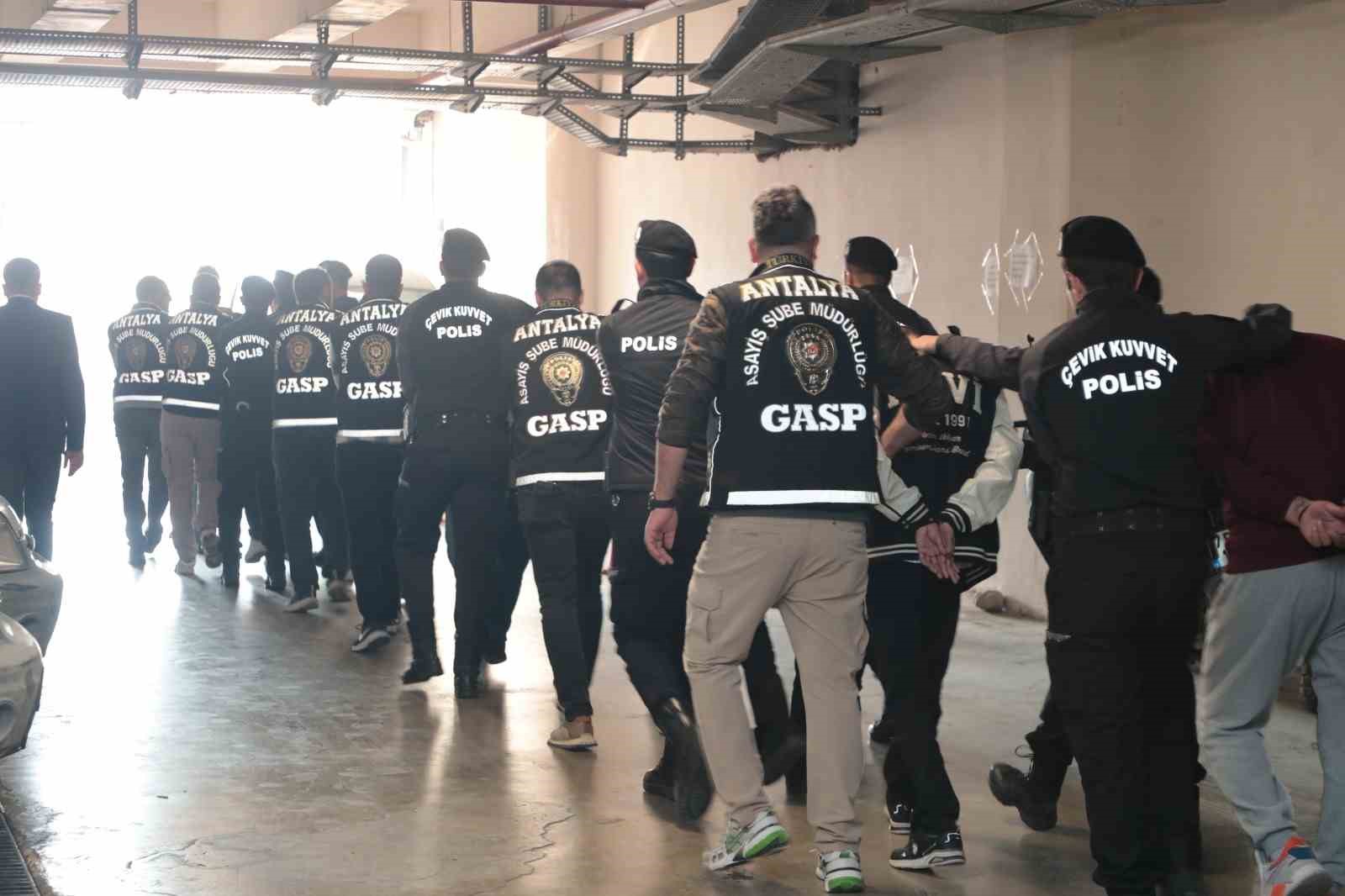 Sosyal medyadan sahte kadın profiliyle kandırdıkları erkeklere eğlence mekanında 10 kat hesap ödetmişler 10 sosyal medyadan sahte kadin profiliyle kandirdiklari erkeklere eglence mekaninda 10 kat hesap odetmisler 6 VaspsRPG