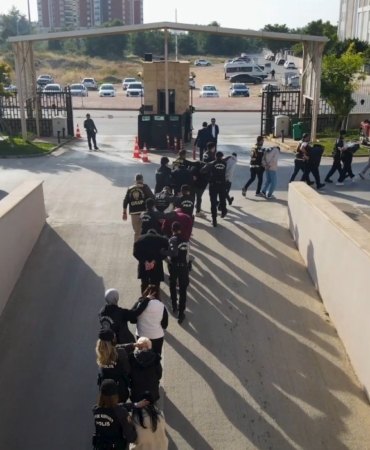 sosyal-medyadan-sahte-kadin-profiliyle-kandirdiklari-erkeklere-eglence-mekaninda-10-kat-hesap-odetmisler-DtA2UIU5.jpg