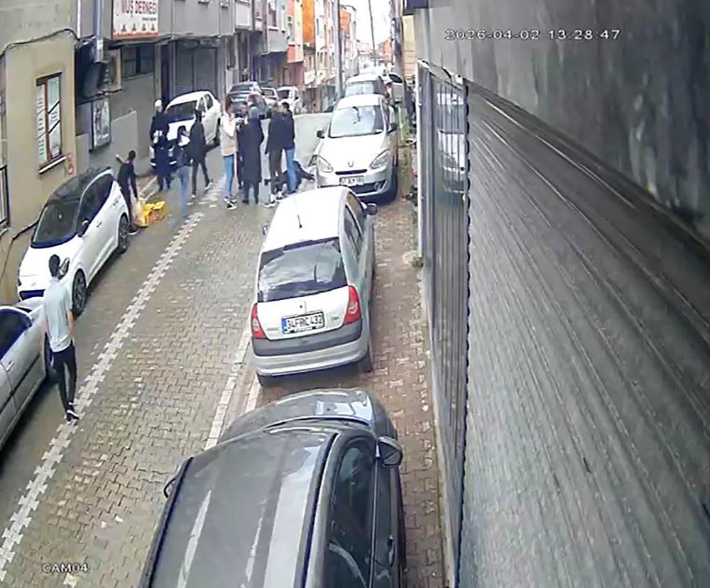 sosyal medyadan tartistiklari kadini sokak ortasinda bayilana kadar dovduler o anlar kamerada 0 lklspDkD