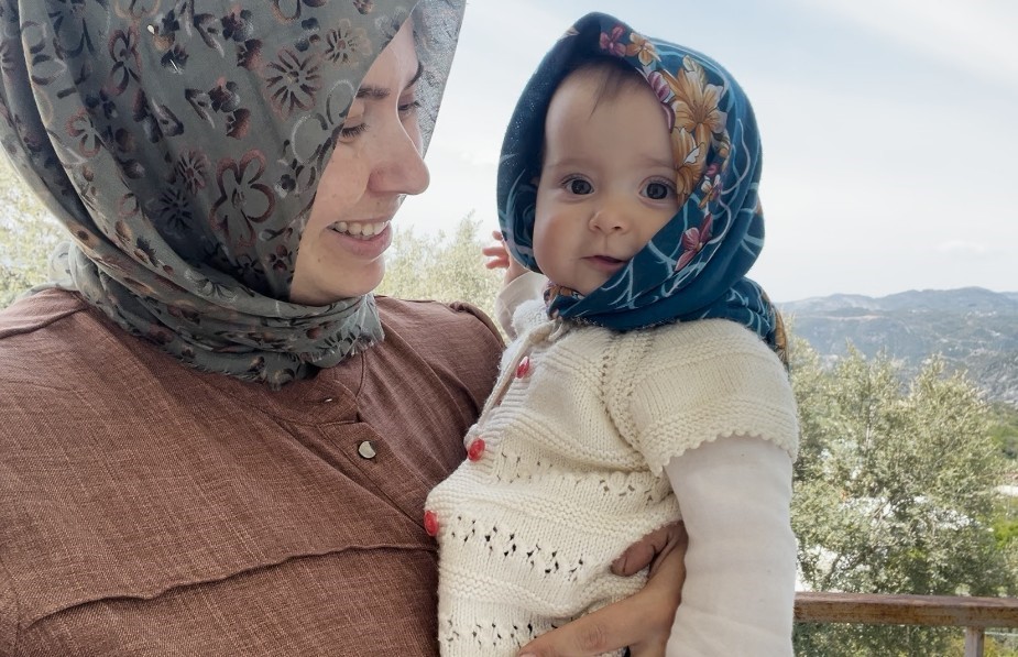 sosyal medyayi sallayan ikili anne ve 75 aylik kizi izleyenlerin yuzunde tebessum birakiyor 1 XVX27U63