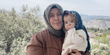 sosyal-medyayi-sallayan-ikili-anne-ve-75-aylik-kizi-izleyenlerin-yuzunde-tebessum-birakiyor-iY36bj3m.jpg