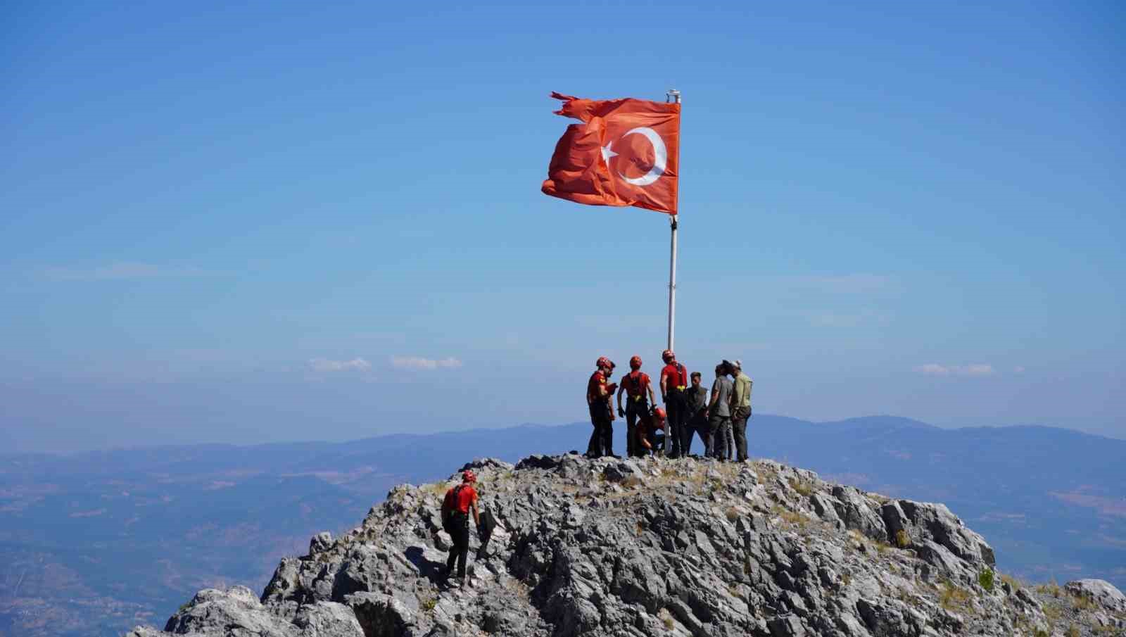Spil’in zirvesindeki 15 Temmuz töreninde gaziler Türk bayrağını göndere çekti 4 spilin zirvesindeki 15 temmuz toreninde gaziler turk bayragini gondere cekti 0 bWXy9mpz