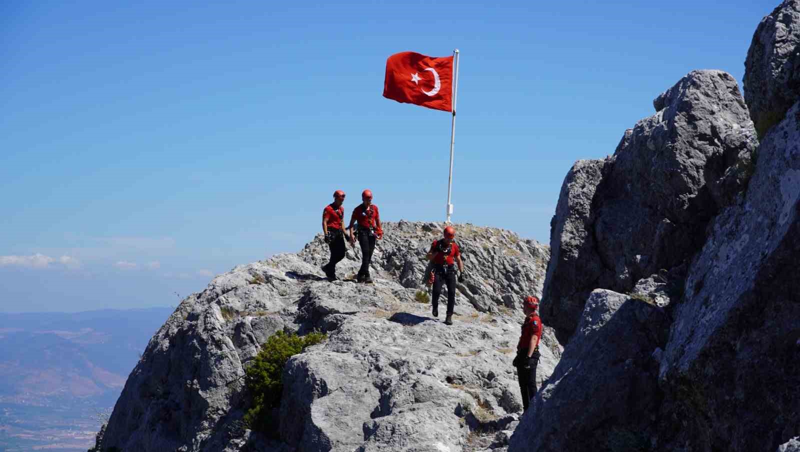 Spil’in zirvesindeki 15 Temmuz töreninde gaziler Türk bayrağını göndere çekti 5 spilin zirvesindeki 15 temmuz toreninde gaziler turk bayragini gondere cekti 1 8wcWhibG