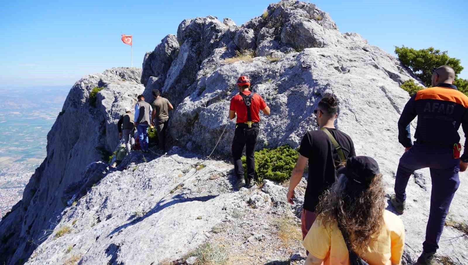 Spil’in zirvesindeki 15 Temmuz töreninde gaziler Türk bayrağını göndere çekti 6 spilin zirvesindeki 15 temmuz toreninde gaziler turk bayragini gondere cekti 2 9tpgjsPu