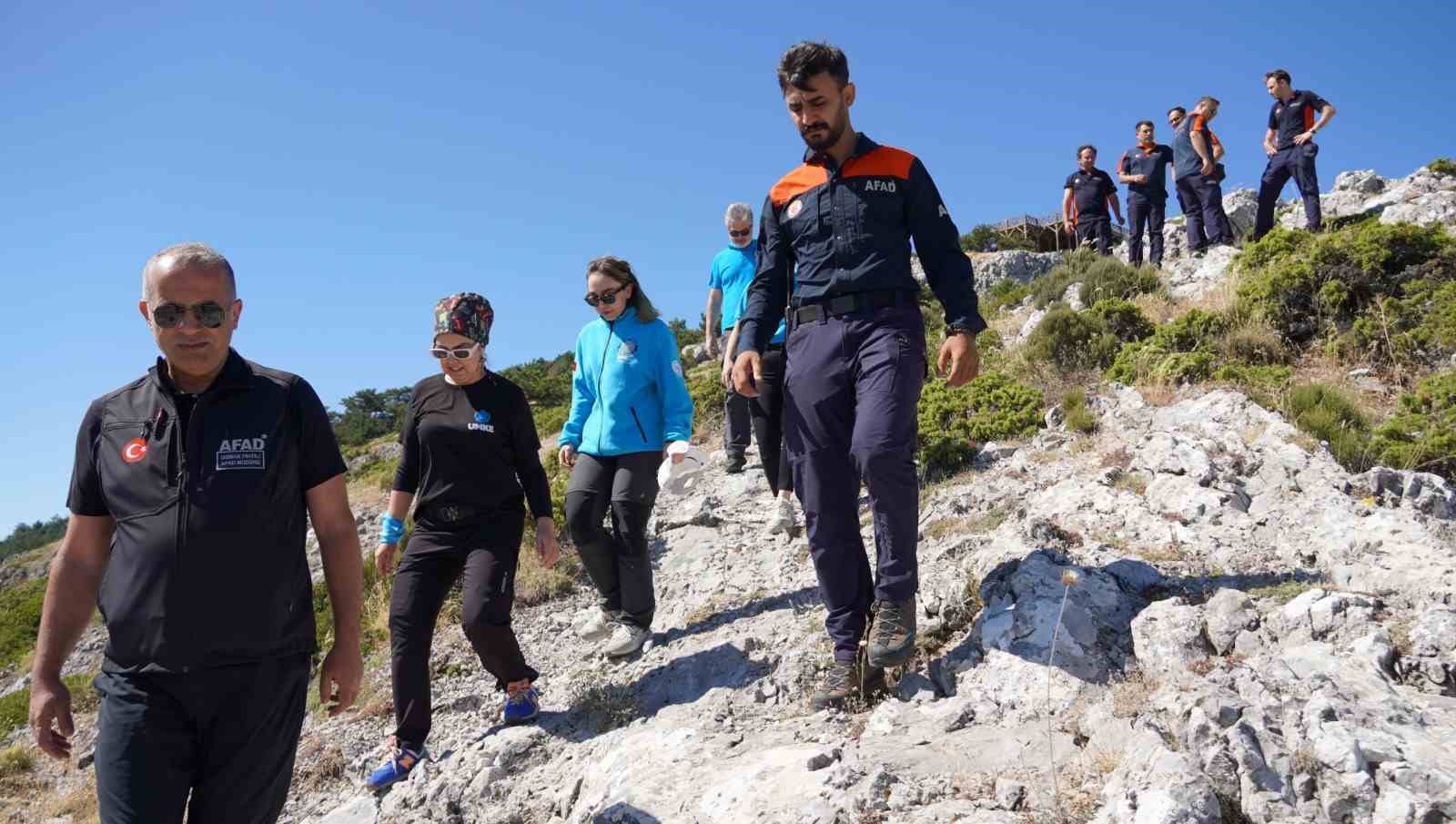 Spil’in zirvesindeki 15 Temmuz töreninde gaziler Türk bayrağını göndere çekti 7 spilin zirvesindeki 15 temmuz toreninde gaziler turk bayragini gondere cekti 3 NbX2Ivrz