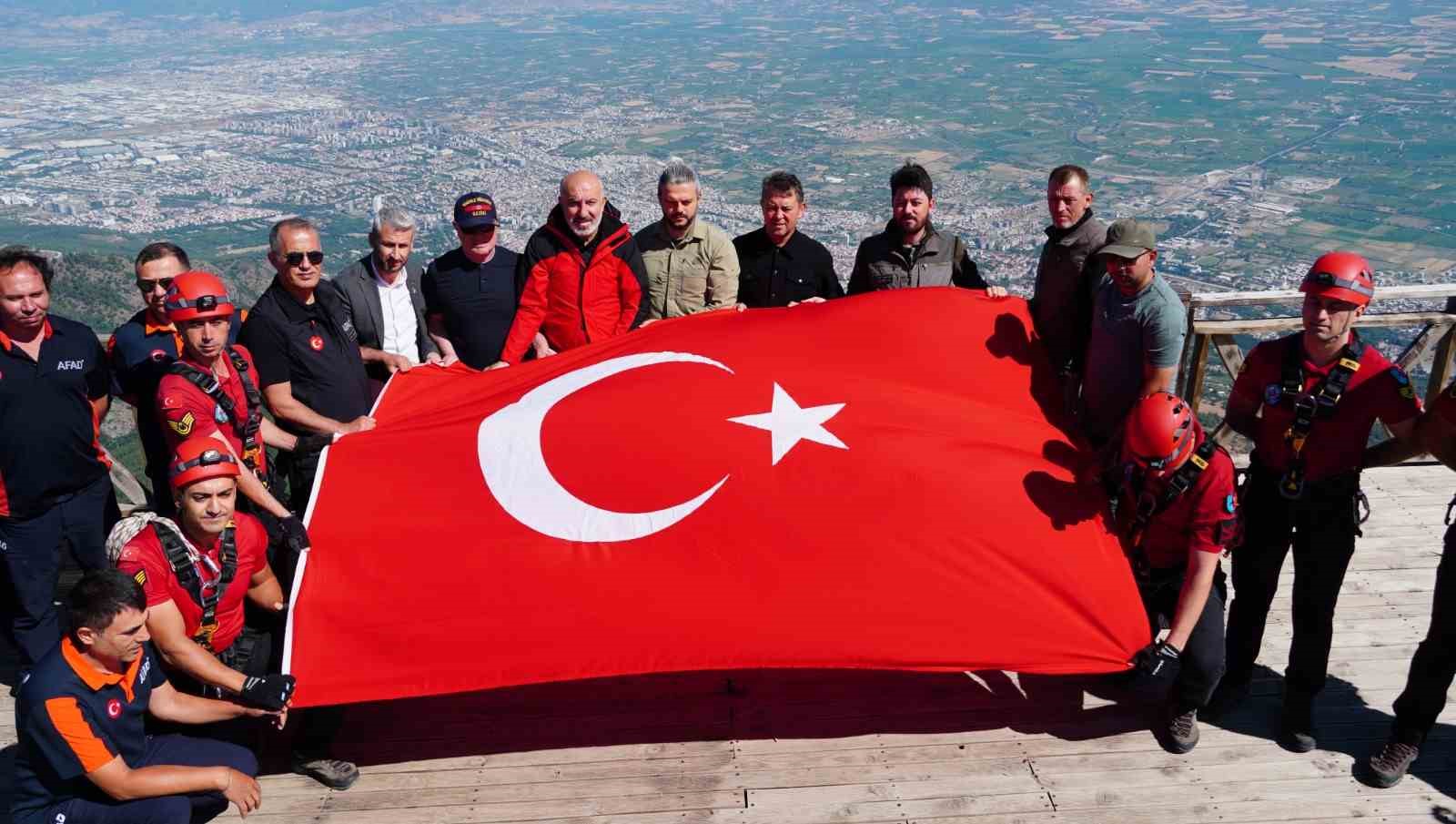Spil’in zirvesindeki 15 Temmuz töreninde gaziler Türk bayrağını göndere çekti 8 spilin zirvesindeki 15 temmuz toreninde gaziler turk bayragini gondere cekti 4 9G1fhLVP