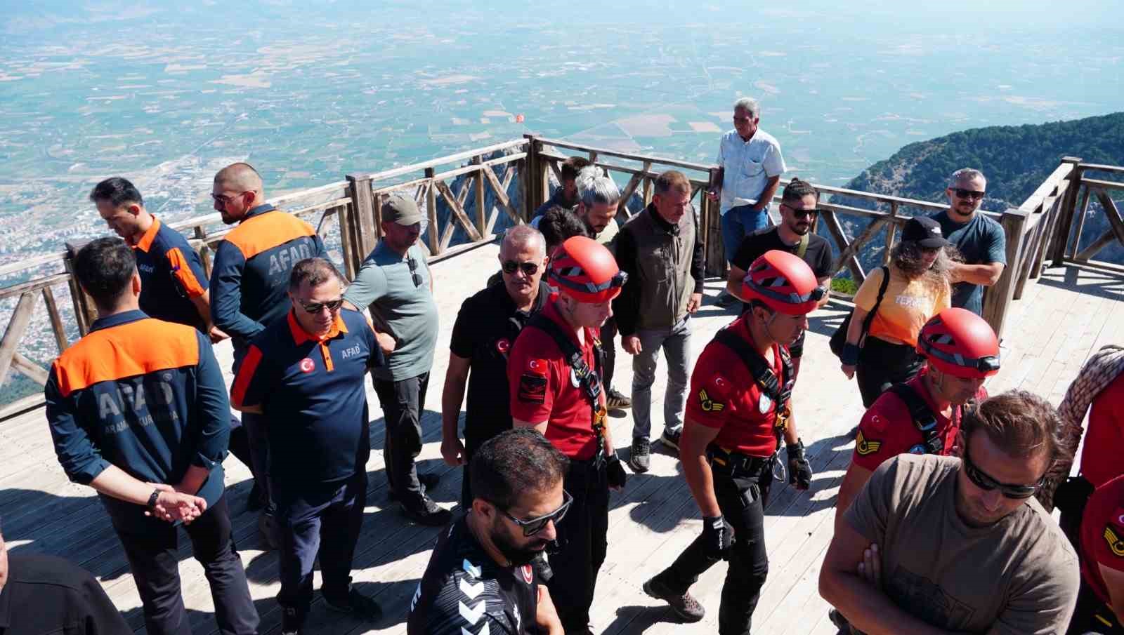 Spil’in zirvesindeki 15 Temmuz töreninde gaziler Türk bayrağını göndere çekti 9 spilin zirvesindeki 15 temmuz toreninde gaziler turk bayragini gondere cekti 5 ZHJB9DO2