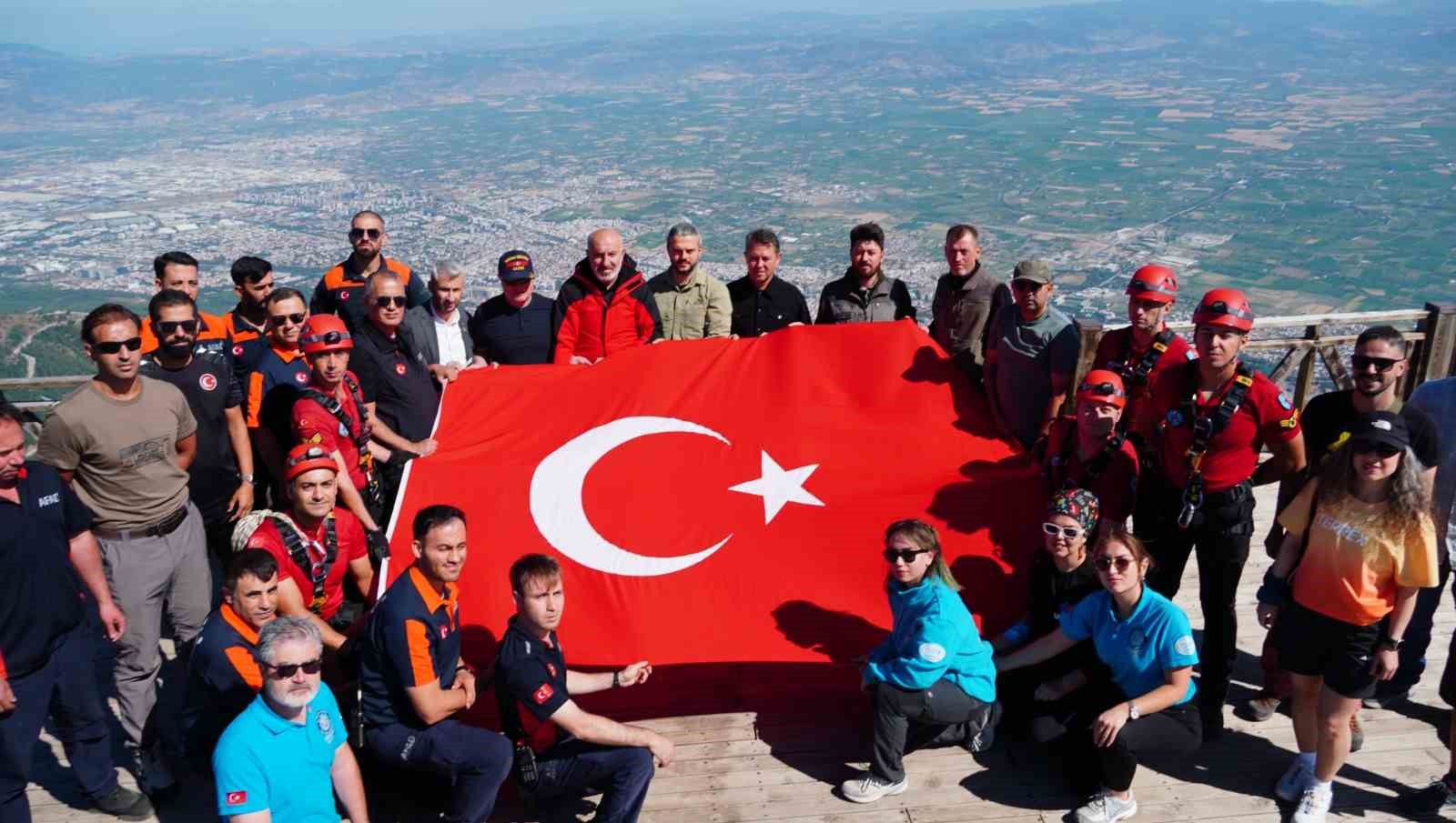 Spil’in zirvesindeki 15 Temmuz töreninde gaziler Türk bayrağını göndere çekti 11 spilin zirvesindeki 15 temmuz toreninde gaziler turk bayragini gondere cekti 7 c7pKOSfJ