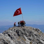 spilin-zirvesindeki-15-temmuz-toreninde-gaziler-turk-bayragini-gondere-cekti-KJJzcYbq.jpg
