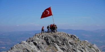 spilin-zirvesindeki-15-temmuz-toreninde-gaziler-turk-bayragini-gondere-cekti-KJJzcYbq.jpg