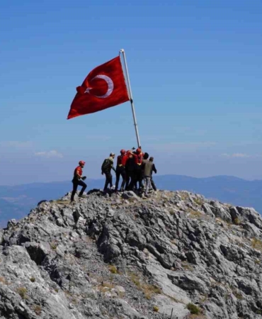 spilin-zirvesindeki-15-temmuz-toreninde-gaziler-turk-bayragini-gondere-cekti-KJJzcYbq.jpg